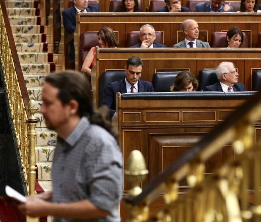 Sánchez, mientras Iglesias interviene en el debate de investidura. Marta Jara: Congreso de los Diputados