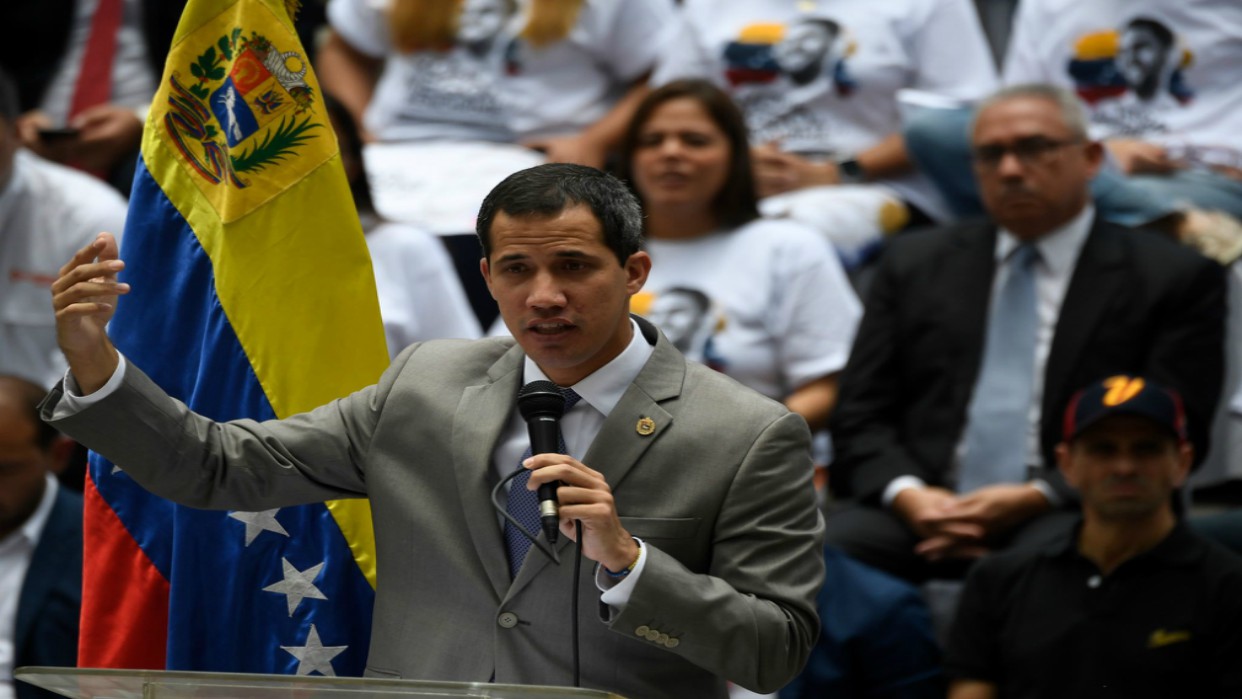 Juan Guaidó da declaraciones en Los Palos Grandes Foto: AFP