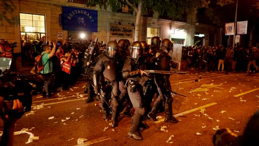 Cargas policiales en torno a la Conselleria de Interior en el tercer día de protestas en Catalunya SÒNIA CALVÓ
