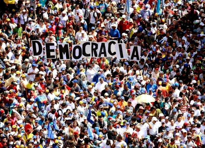 Democracia / Dale Letra Foto: Cortesía