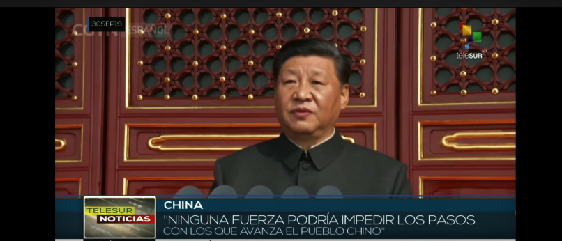 El presidente chino Xi Jinping pasó revista hoy martes a las fuerzas armadas en el centro de Beijing Foto: Captua de Pantalla