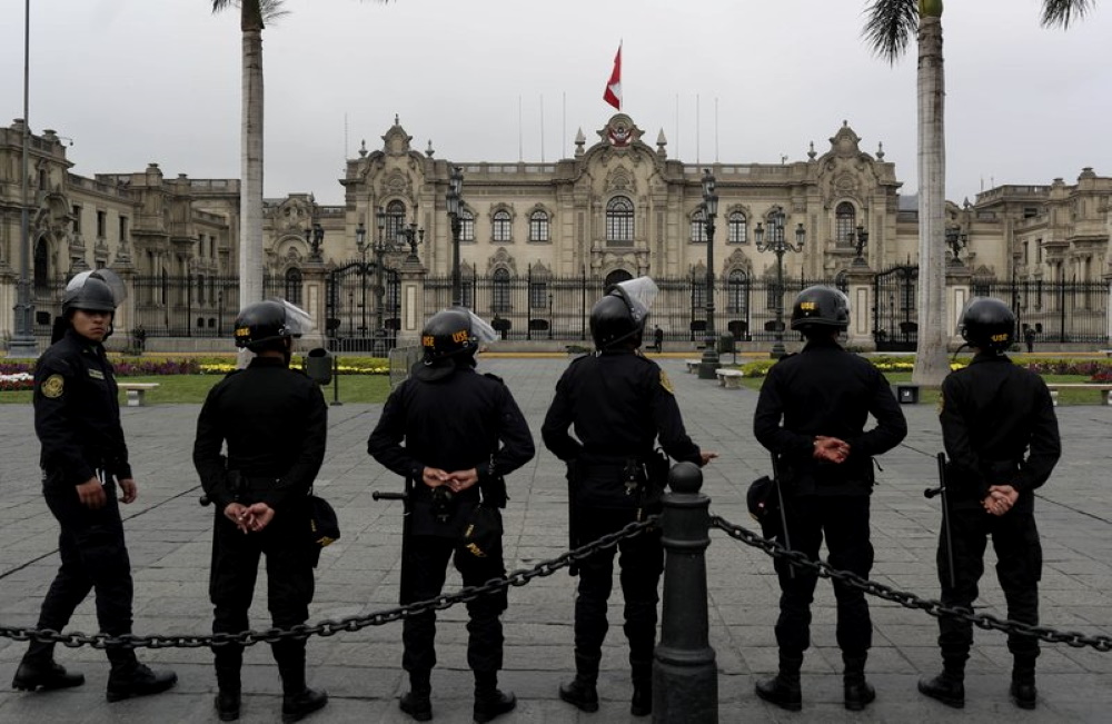 La policía hace guardia afuera del palacio de gobierno en Lima Perú el martes 1 de octubre de 2019 Foto: AP / Martín Mejía