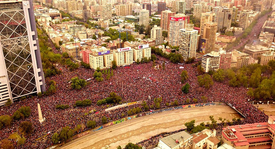 Más de un millón 200 mil personas en Santiago y otras miles en regiones dieron la señal política más potente desde el NO Foto:El Mostrador