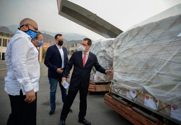 El canciller venezolano, Jorge Arreaza (d), conversa con el ministro de Salud venezolano, Carlos Alvarado (i), el embajador de China en Venezuela, Li Baorong (2-i) y el ministro de Finanzas venezolano, Simón Zerpa (2-d) frente a suministros médicos provenientes de China( Foto: Xinhua / Marcos Salgado)