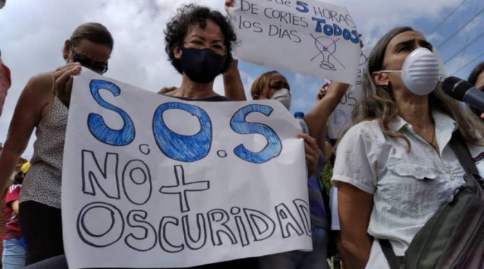 Vecinos de la zona norte de Valencia decidieron entregar dos comunicados a Corpoelec / Foto: Jacinto Oliveros