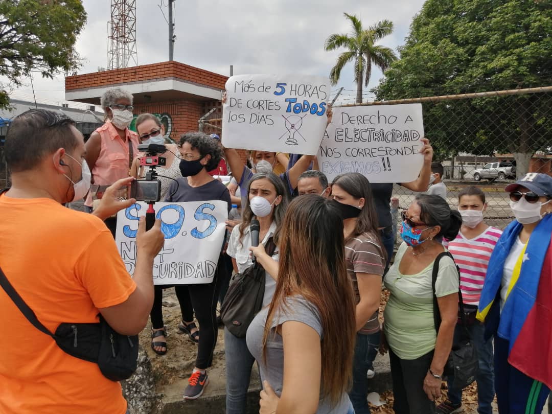Voceros y residentes de Agua Blanca, Campo Alegre, Bosque consignaron documentos en Corpoelec / Foto: Naivid Alezard
