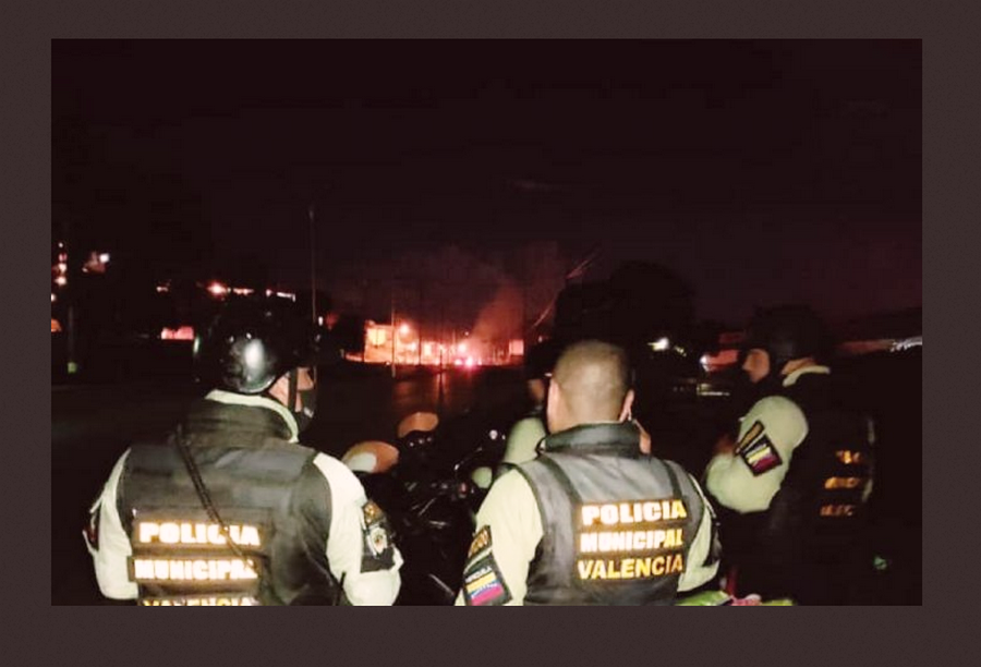 Vecinos en avenida Lisandro Alvarado repudiaron falta de luz, agua, gasolina, gas y alto costo de la vida / Foto: Agencias