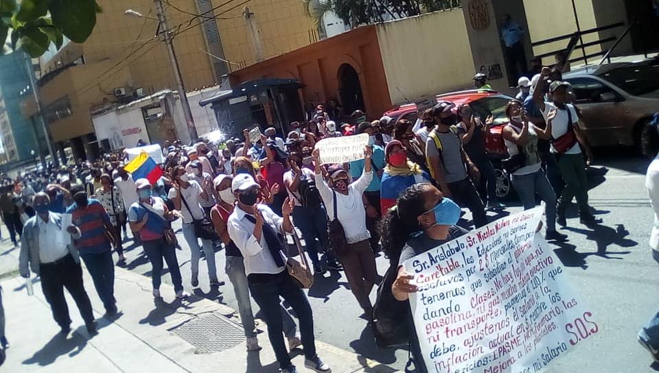 Los docentes, con pancartas exigieron al patrono respeto a las categorías y también a los jubilados. / Foto: Prensa La Calle
