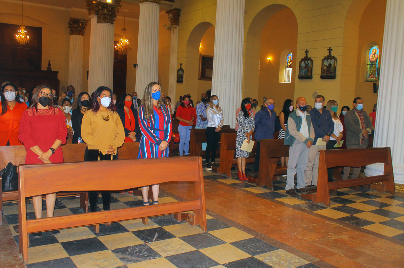 Representantes de la Gobernación de Carabobo, autoridades de la Zona Educativa y la Alcaldía de Valencia conmemoraron Día Nacional del Maestro / Foto: Prensa Gobernación de Carabobo