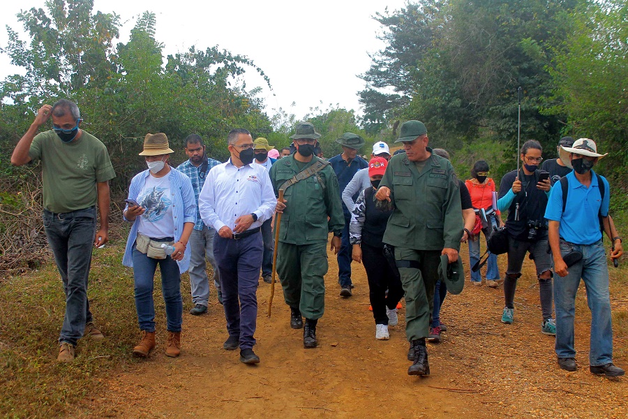 El ministro Ernesto Villegas recorrió parajes y senderos de las sabanas de Carabobo / Foto: Prensa Gobernación de Carabobo