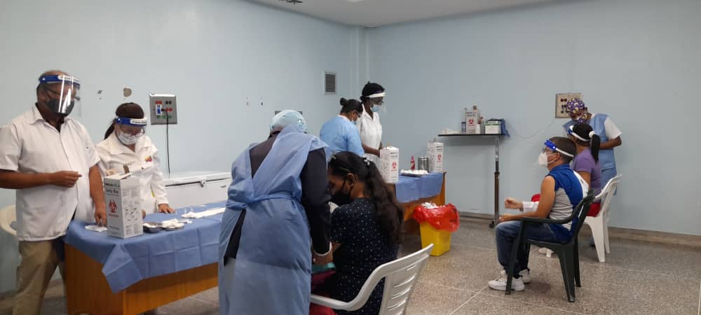Inmunizados con la Sputnik V 2.200 médicos, enfermeras y personal en primera línea de atención en Carabobo / Foto: Prensa Gobernación de Carabobo